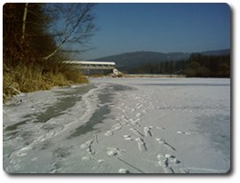 Winterspaziergang auf dem zugefrorenen Perlsee